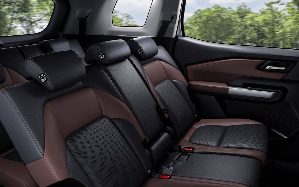 Hàng ghế sau bọc da Mitsubishi Destinator