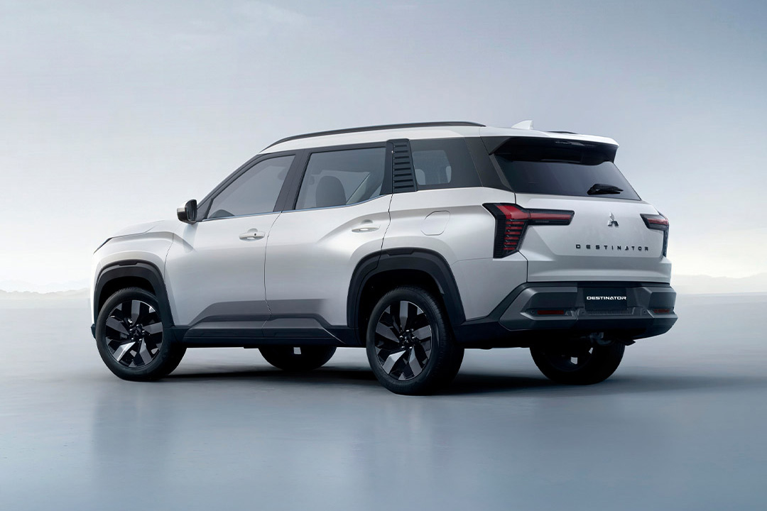 Mitsubishi Destinator nhìn từ phía sau