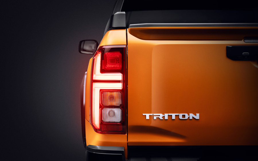 Cụm đèn hậu và tem TRITON trên đuôi xe