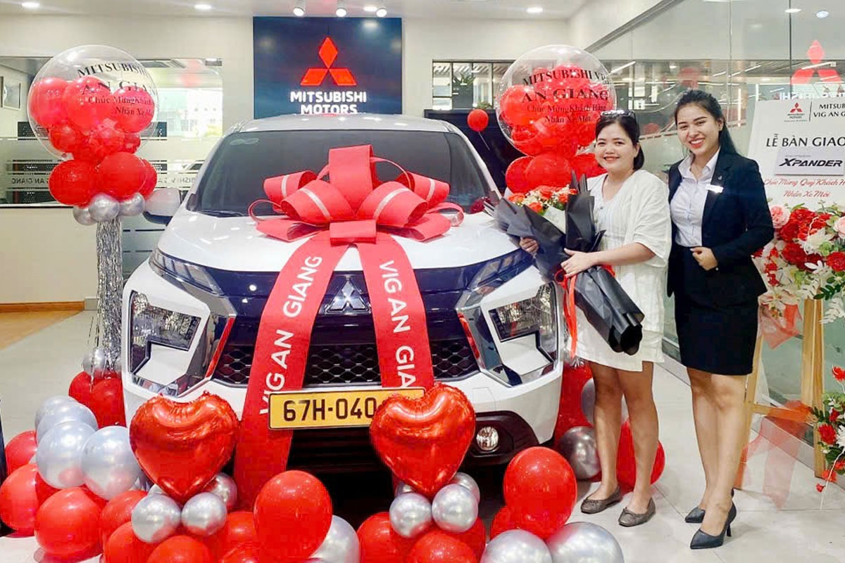 Khách hàng nhận xe Mitsubishi Xpander tại Đại lý Mitsubishi An Giang