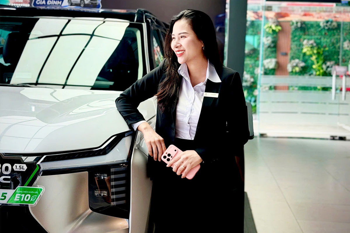 Nhân viên tư vấn bán hàng Mitsubishi An Giang tại showroom