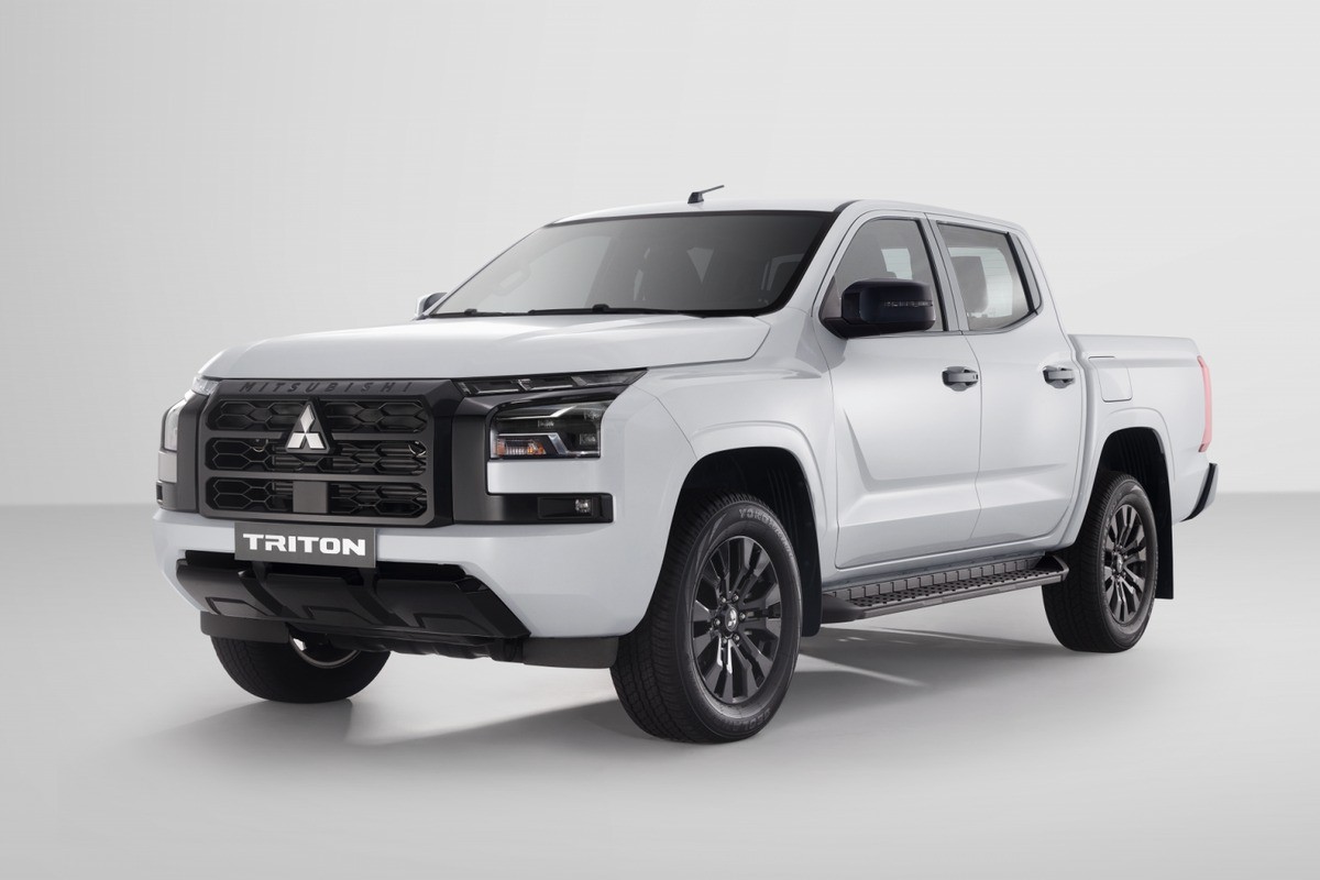 Mitsubishi Triton Premium 4WD mau trang